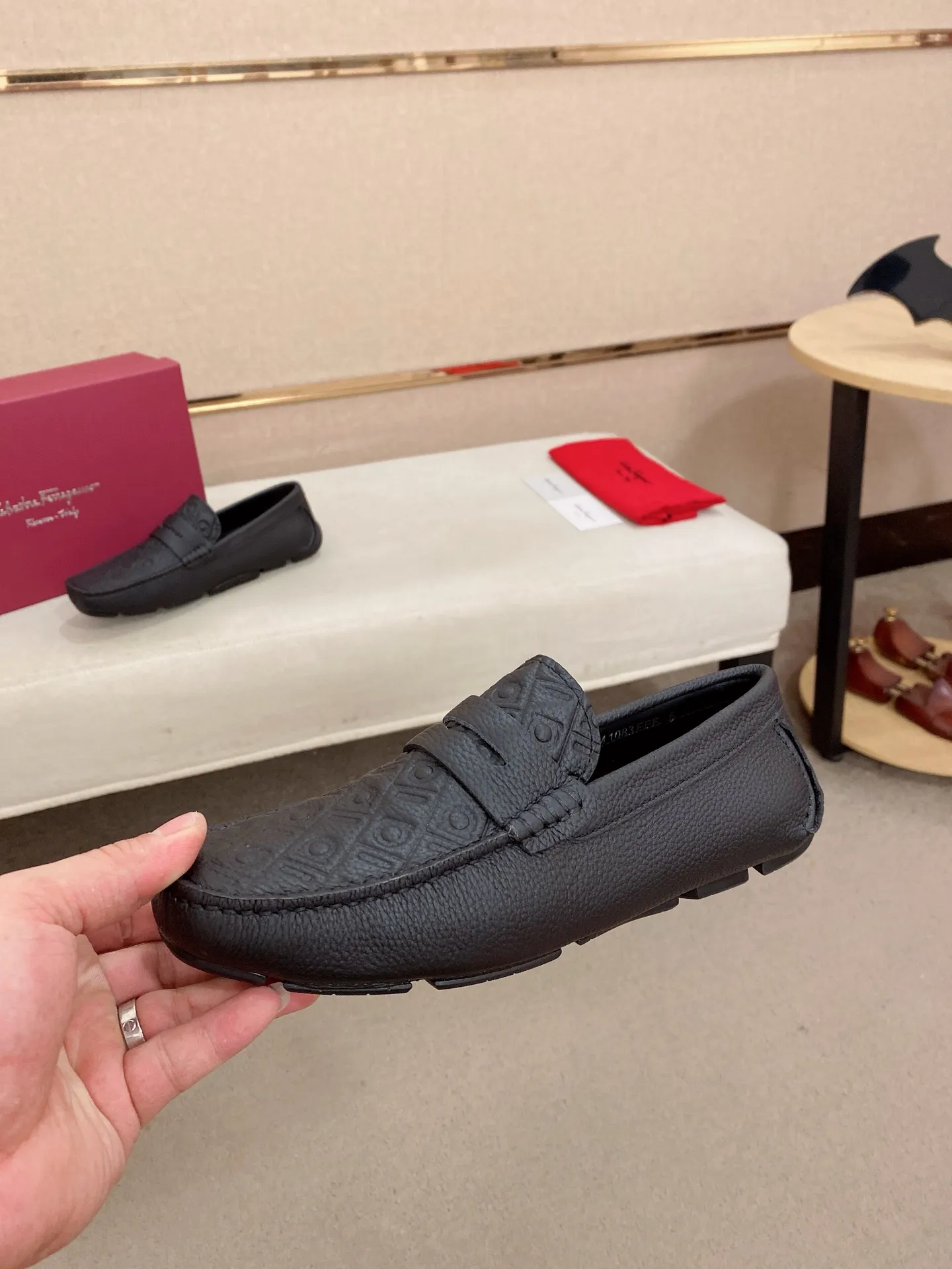 Men's shoes💰: 560💰High-end quality! Ferragamo🆕🆕Exclusive hot-selling products in stock🔥🔥New products on the shelves, high-quality Ferragamo men's pea shoes, high-end casual driving shoes, with complete packaging! 💪 💪 Material: imported first-layer pebbled cowhide 🐂 + imported high-quality water-dyed cowhide lining + wear-resistant outsole 👍🏻👍🏻 Features: high-end and comfortable, purely handmade 🚀 🚀 Create the perfect shoe that suits you best 🔥 🔥 Size: (38-44) 45 standard size can be customized!